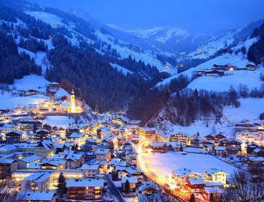 Dachstein - vánočně osvícené městečko
