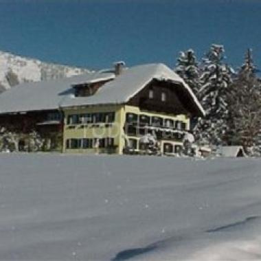 Pohled na zasněžený statek Buchegghof, Abtenau 