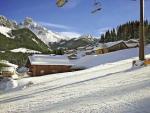 Rakousko, Alpendorf s domem Dolomitenblick v zimě